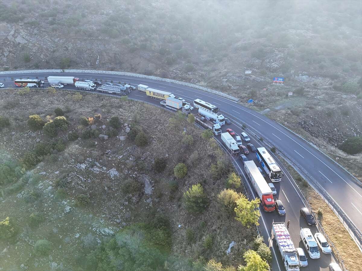 Domates yüklü TIR devrildi, yolcu otobüsü sıkıştı! 1 ölü var 18